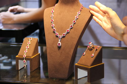 第34屆成都珠寶首飾展覽會(huì)暨工藝品展火爆開(kāi)幕，璀璨盛宴引領(lǐng)珠寶新風(fēng)尚